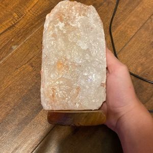 Selling a salt lamp! Works perfectly and it’s in good condition. Hasn’t been use